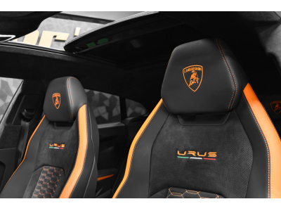Lamborghini Urus V8 CAPSULE - NERO NOCTIS / ARANCIO ATLAS