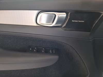 Volvo XC40 D3 MOMENTUM HARMAN KARDON CUIR NAVI