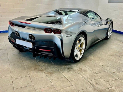 Ferrari SF90 Spider JBL Lift Kamera Garantie -1Hand