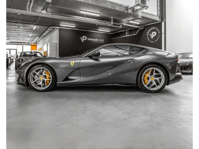 Ferrari 812 Superfast SUPERFAST/ 1 HAND / RACING SEATS / DISPLAY / CARBON / 20* / SILVERSTONE GRIGIO