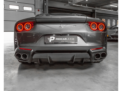 Ferrari 812 Superfast SUPERFAST/ 1 HAND / RACING SEATS / DISPLAY / CARBON / 20* / SILVERSTONE GRIGIO