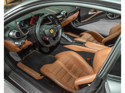 Ferrari 812 Superfast SUPERFAST/ 1 HAND / RACING SEATS / DISPLAY / CARBON / 20* / SILVERSTONE GRIGIO