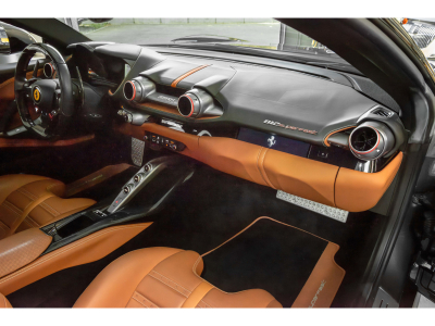 Ferrari 812 Superfast SUPERFAST/ 1 HAND / RACING SEATS / DISPLAY / CARBON / 20* / SILVERSTONE GRIGIO