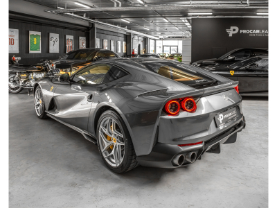 Ferrari 812 Superfast SUPERFAST/ 1 HAND / RACING SEATS / DISPLAY / CARBON / 20* / SILVERSTONE GRIGIO