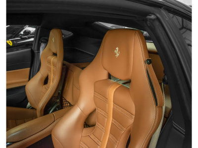 Ferrari 812 Superfast SUPERFAST/ 1 HAND / RACING SEATS / DISPLAY / CARBON / 20* / SILVERSTONE GRIGIO