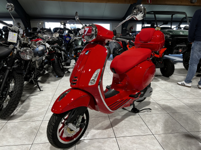 Vespa Primavera 125 RED sans top case