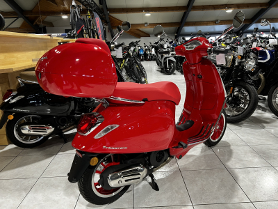 Vespa Primavera 125 RED sans top case