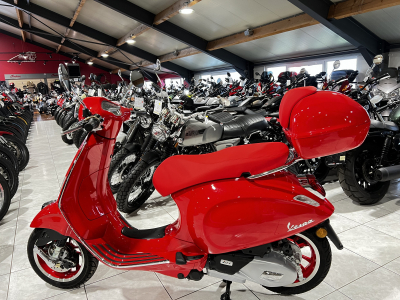 Vespa Primavera 125 RED sans top case
