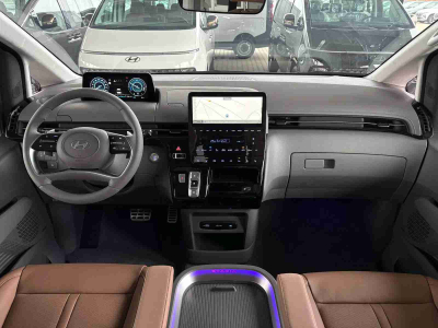 Hyundai Staria 1.6 T-GDI HEV 215 Luxury