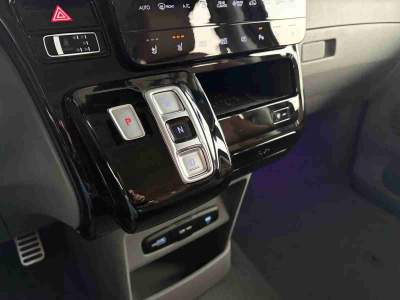 Hyundai Staria 1.6 T-GDI HEV 215 Luxury