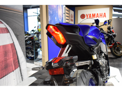 Yamaha R7 