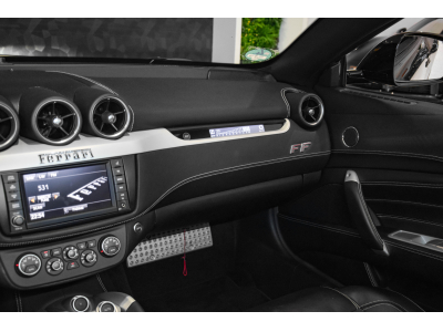 Ferrari FF 6.3 V12 - NERO B/B