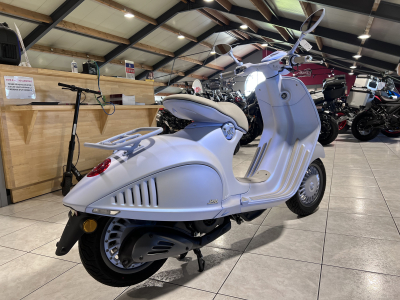 Vespa 946 Snake