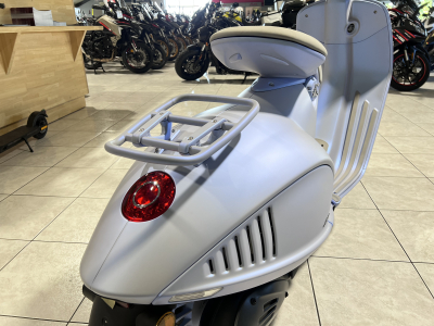 Vespa 946 Snake