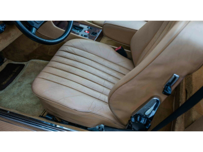 Mercedes-Benz SL 560 R107