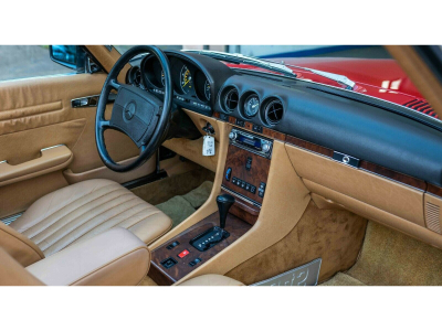 Mercedes-Benz SL 560 R107