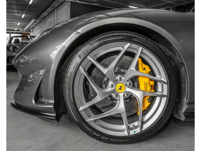 Ferrari 812 Superfast SUPERFAST/ 1 HAND / RACING SEATS / DISPLAY / CARBON / 20* / SILVERSTONE GRIGIO