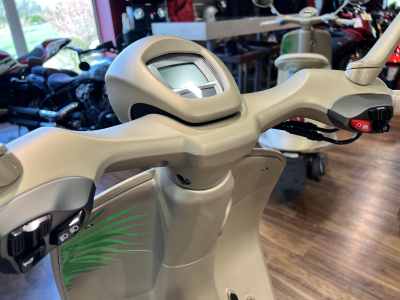 Vespa 946 DRAGON