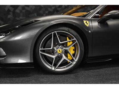Ferrari F8 Tributo V8 - GRIGIO SILVERSTONE 740