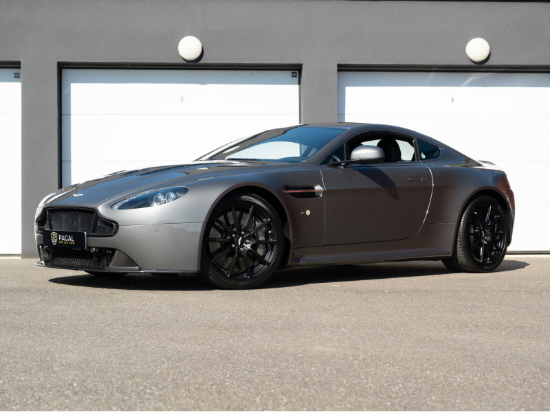Aston Martin V12 Vantage S FRANCAISE | SUIVI | CARBONE | HAMMERHEAD SILVER | HOUSSE | CHARGEUR