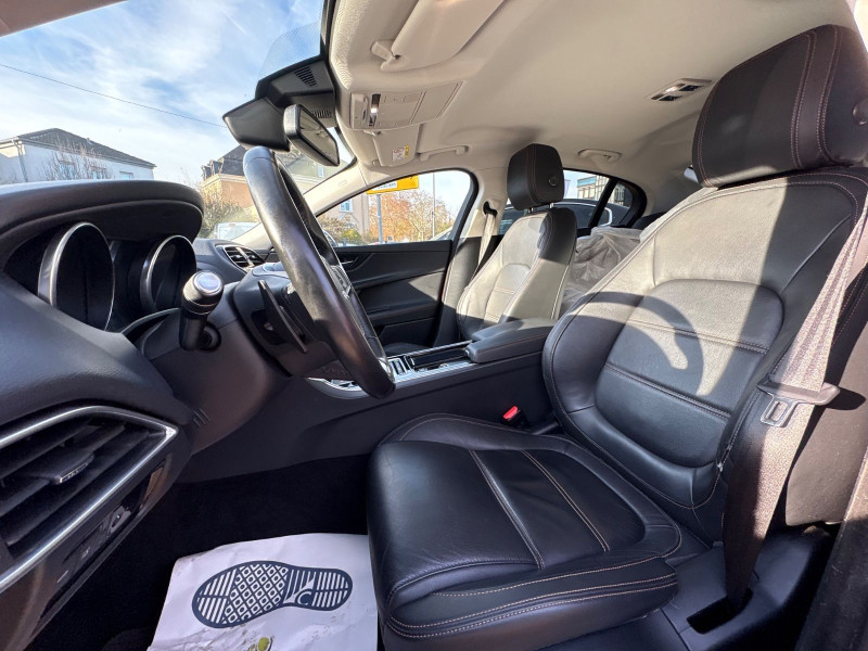 Jaguar XE 20d 180PS Automatik/1.Hand/Scheckheft/Leder/