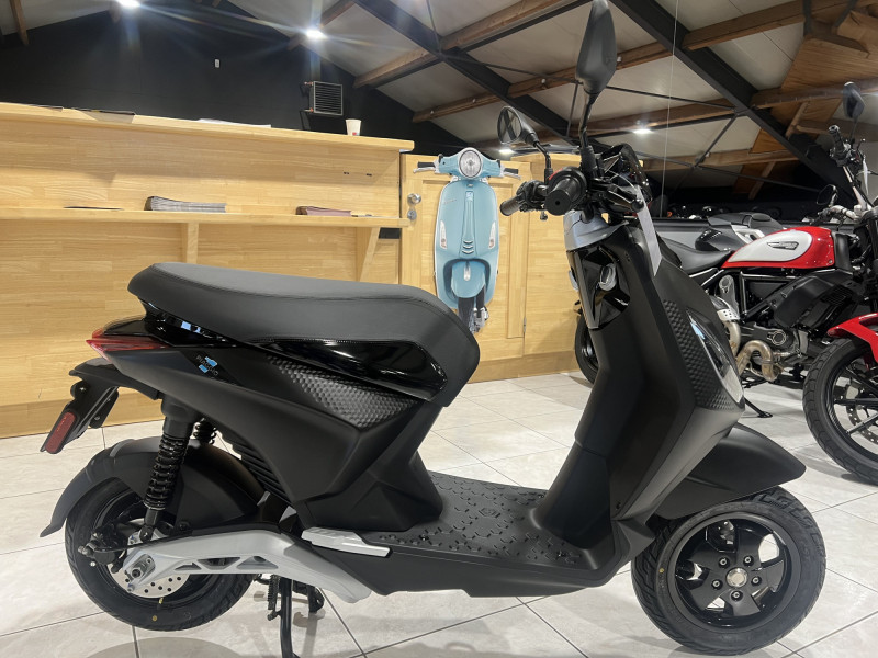 Piaggio 1 A 25km/h - autonomie 55 km en mode ECO, vitesse 25 km/h, une batterie amovible de 1,4 kWh