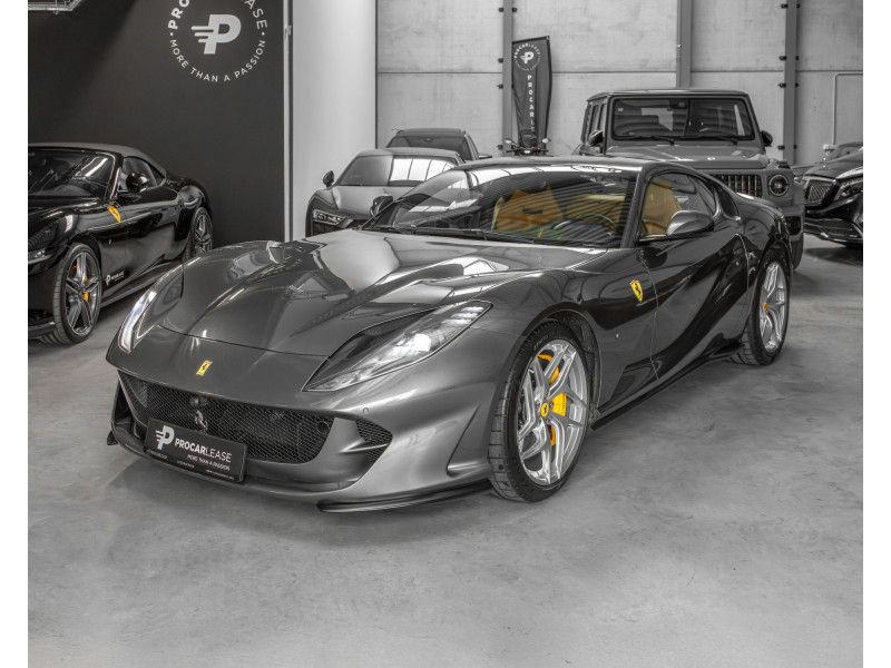 Ferrari 812 Superfast SUPERFAST/ 1 HAND / RACING SEATS / DISPLAY / CARBON / 20* / SILVERSTONE GRIGIO