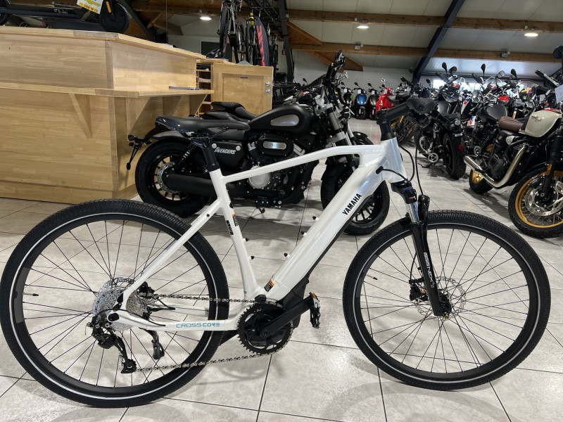 Yamaha CrossCore RC M Freins Shimano,  PW séries 70 Nm, fourche NEX / 500 Wh, 36 V, roue 27,5,  cadre allu, 23,9 Kg.